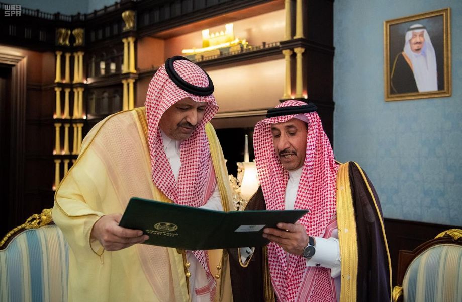 أمير الباحة يتسلم إهداءً من رئيس البريد السعودي